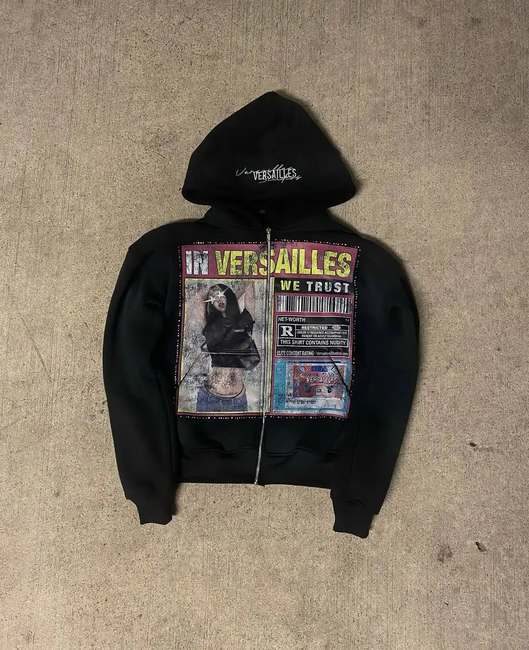 "IN VERSAILLES WE TRUST" GRAPHIC ZIPPER